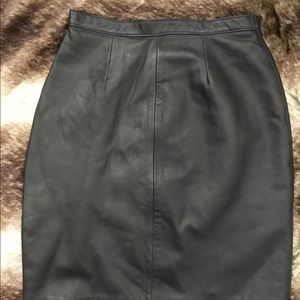 Black 💯 leather mini skirt. Size 4p. Petite